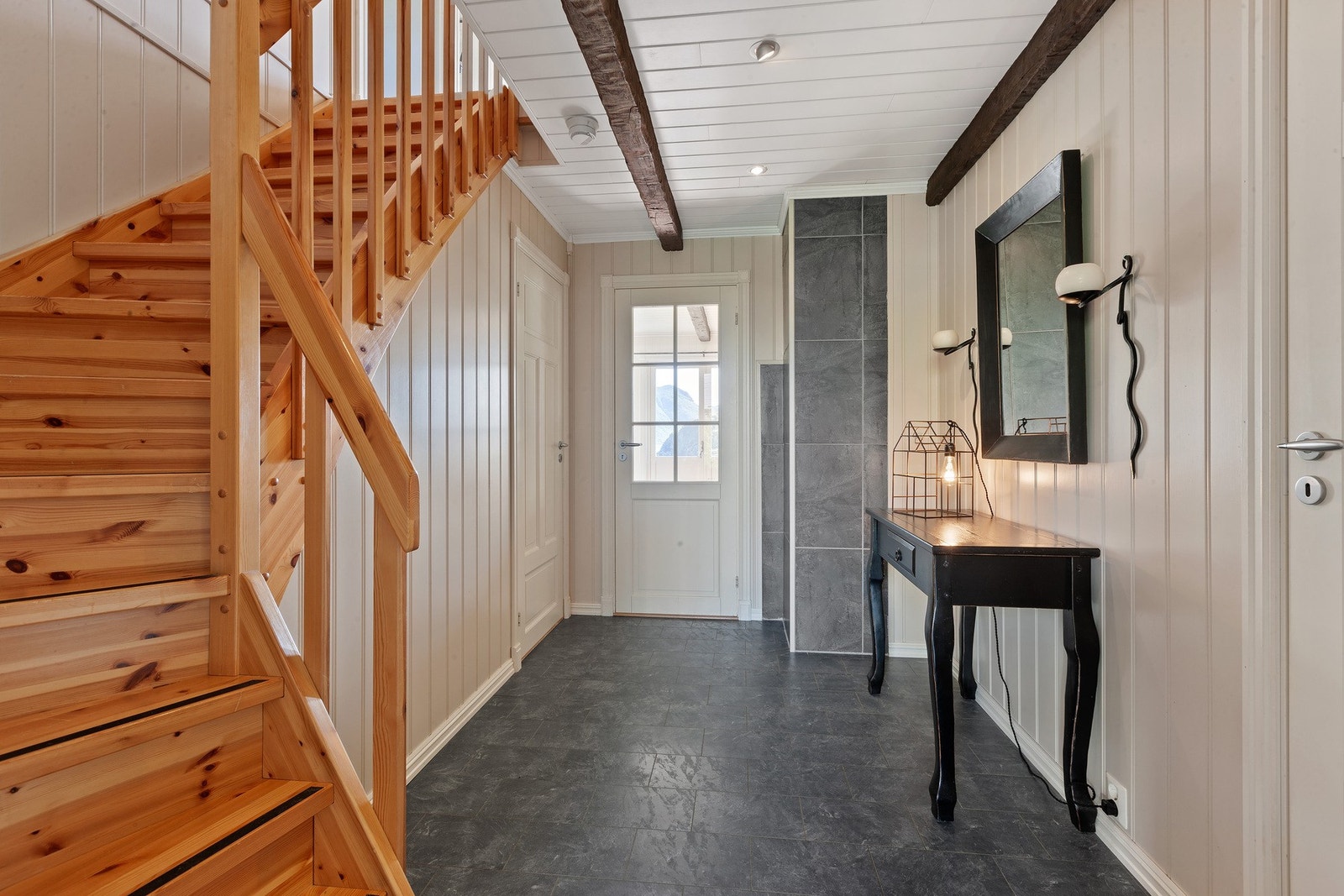 Gang med trapp opp til loftetasje. Galleribilde