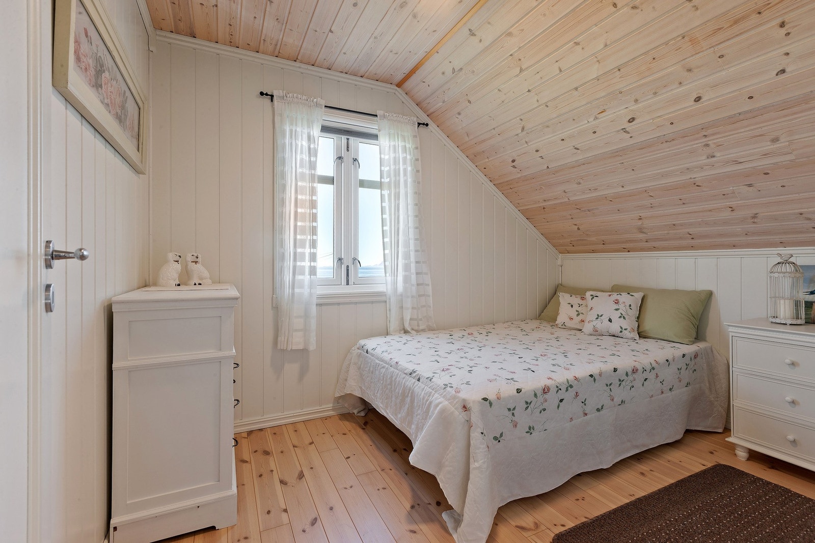 Det er 4 soverom samlet i loftetasjen. Galleribilde