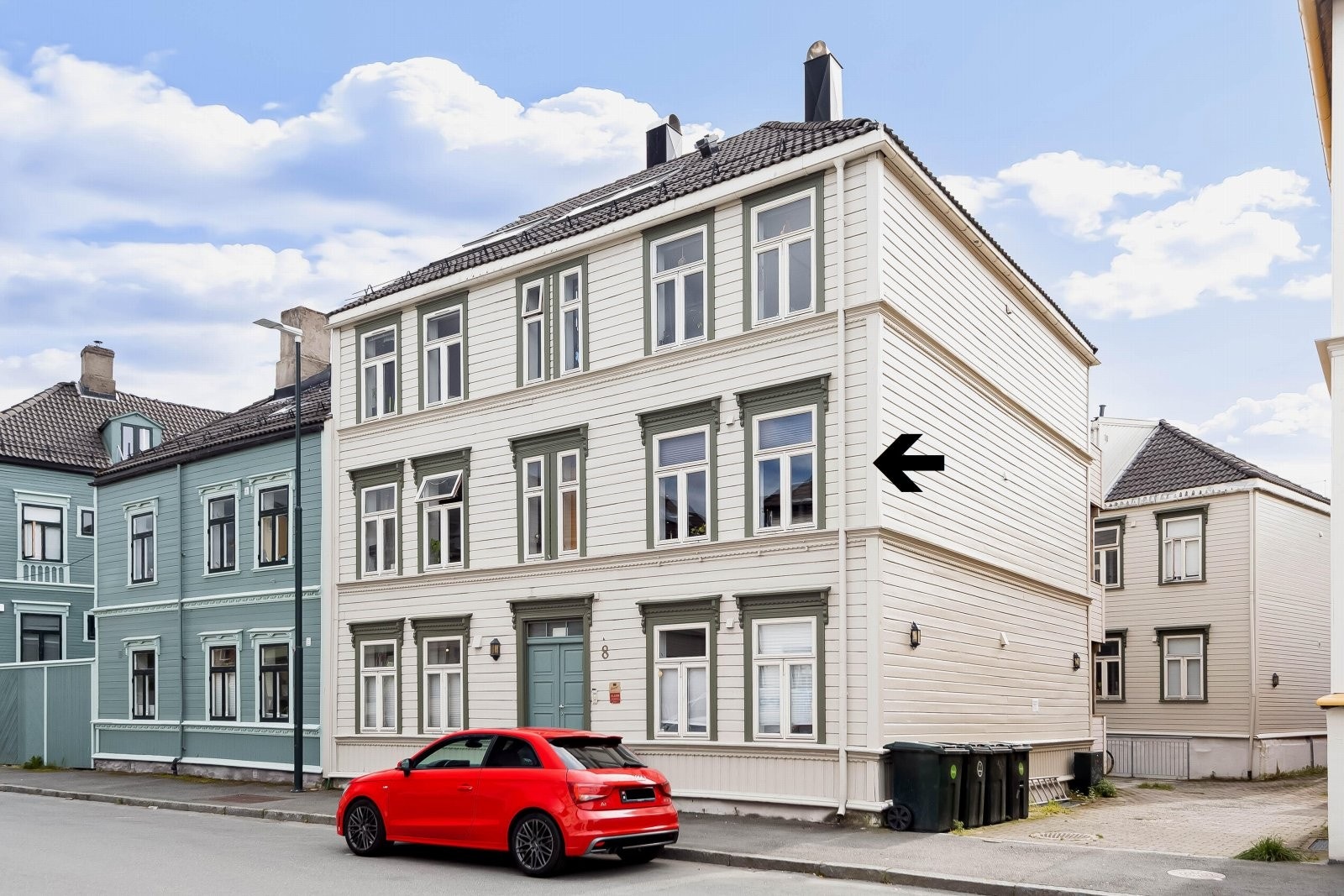 Med ca. 10 minutters gangavstand i retning av Trondheim sentrum finner man ærverdige Bakklandet med sine fredelige gater, sjarmerende små kaféer og kvalitetsrike restauranter. Galleribilde
