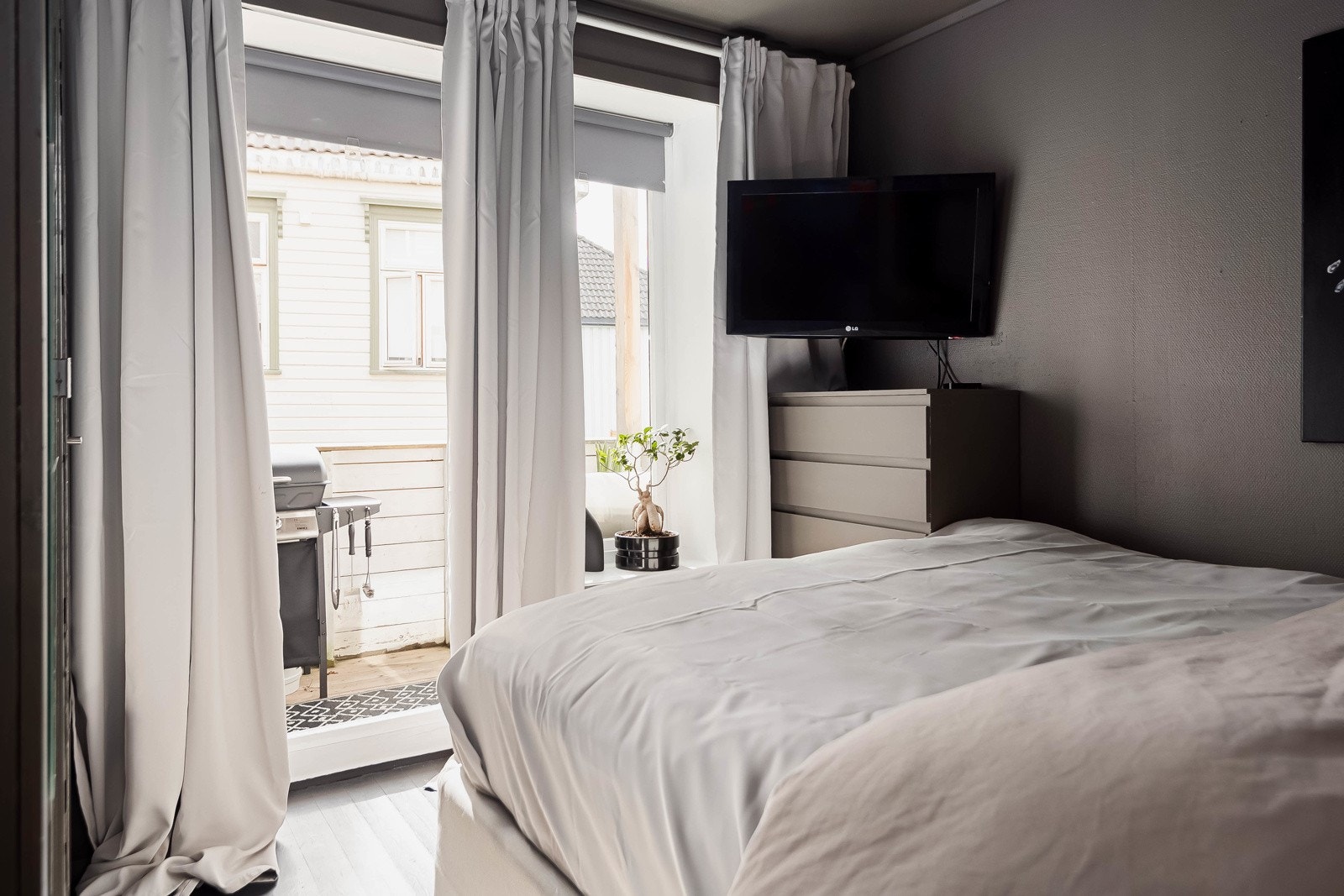 Fra soverommet er det adkomst til en sørvestvendt veranda med fine solforhold. Galleribilde