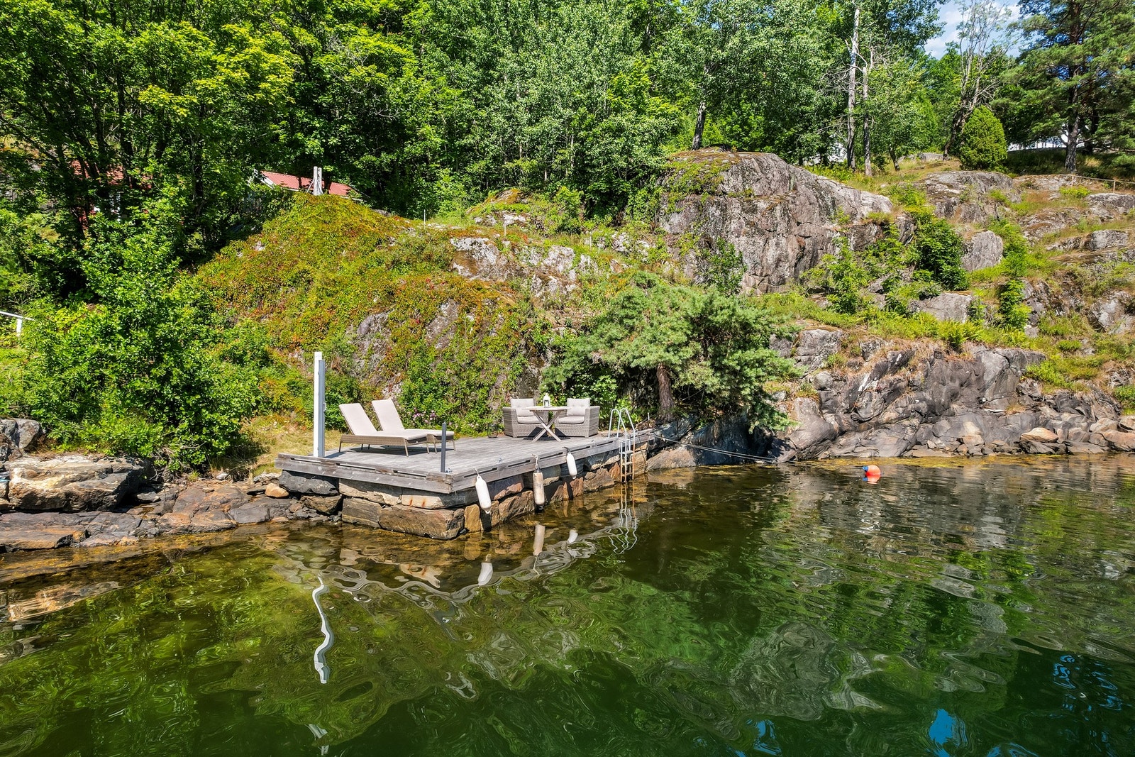 Herfra har man vakker utsikt mot Kilsfjorden, Djupsund og Stabbestadlandet - et panorama som virkelig kommer til sin rett fra den private brygga. Galleribilde