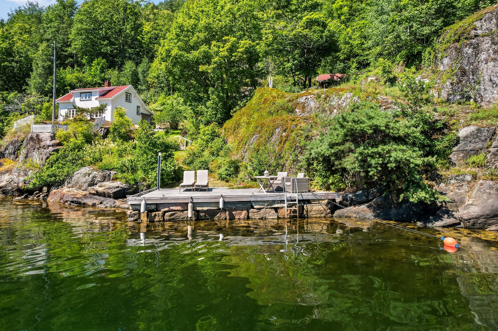 Uteområdet er opparbeidet med solrik hage, frukttrær og blomsterbed. Galleribilde