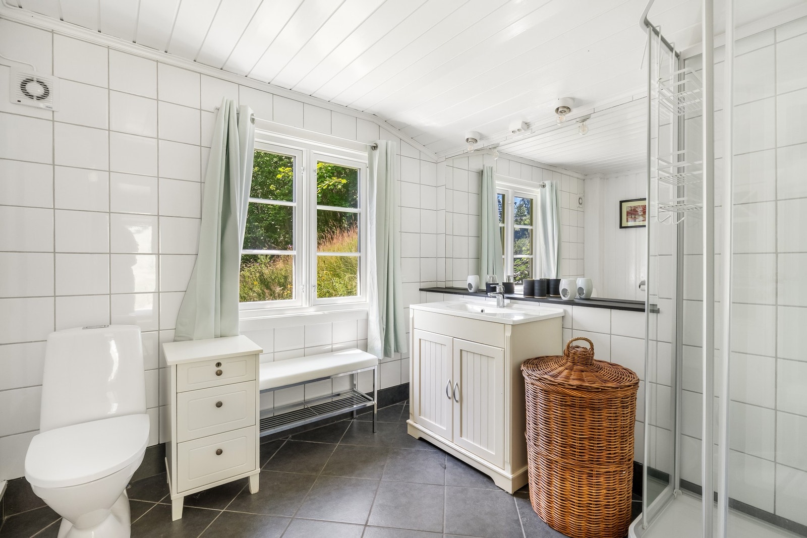 Badet ble oppgradert i 2011 med nytt røropplegg, og har varmekabler, dusjkabinett, servant og WC. Galleribilde