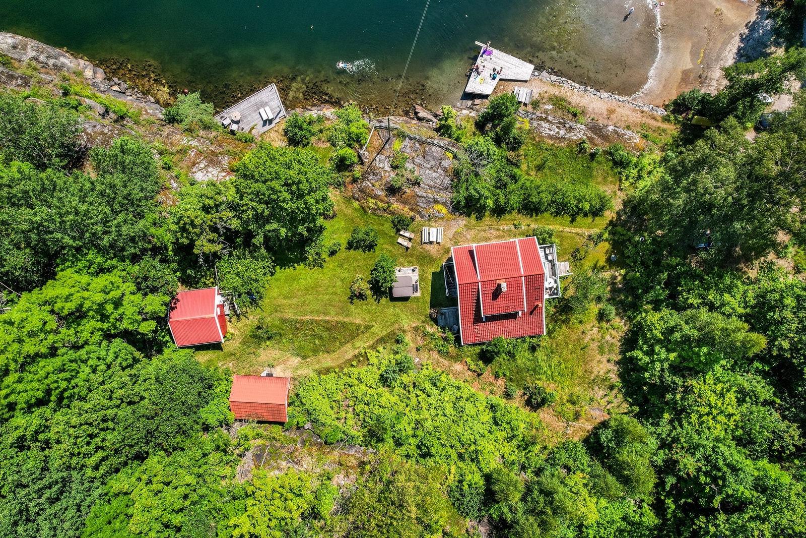 Tomten ligger lunt til i le for sydvestlig vind, og byr på gode solforhold fra morgen til sen ettermiddag. Galleribilde