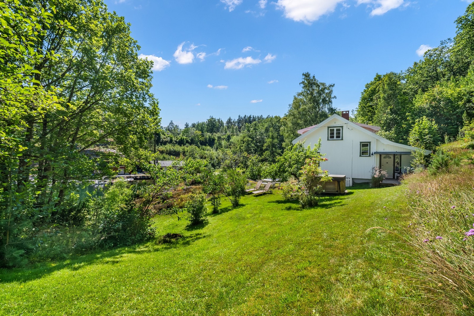 En sjarmerende enebolig i naturskjønne omgivelser rett ved Kilsfjorden. Galleribilde
