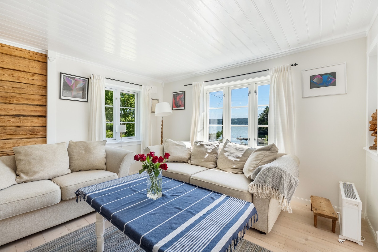 1. etasje består av entré, bad, trappegang, lys og koselig stue samt spisestue med åpen løsning mot kjøkkenet. Galleribilde