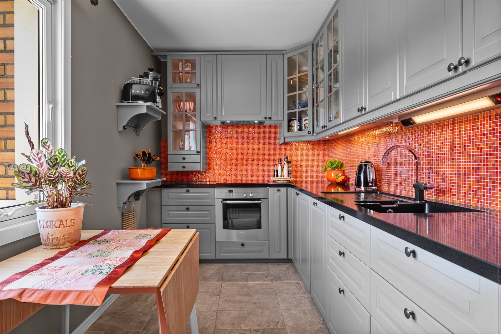Pent kjøkken fra 2017 - Her får du plass til å innrede med et hyggelig frokostbord Galleribilde