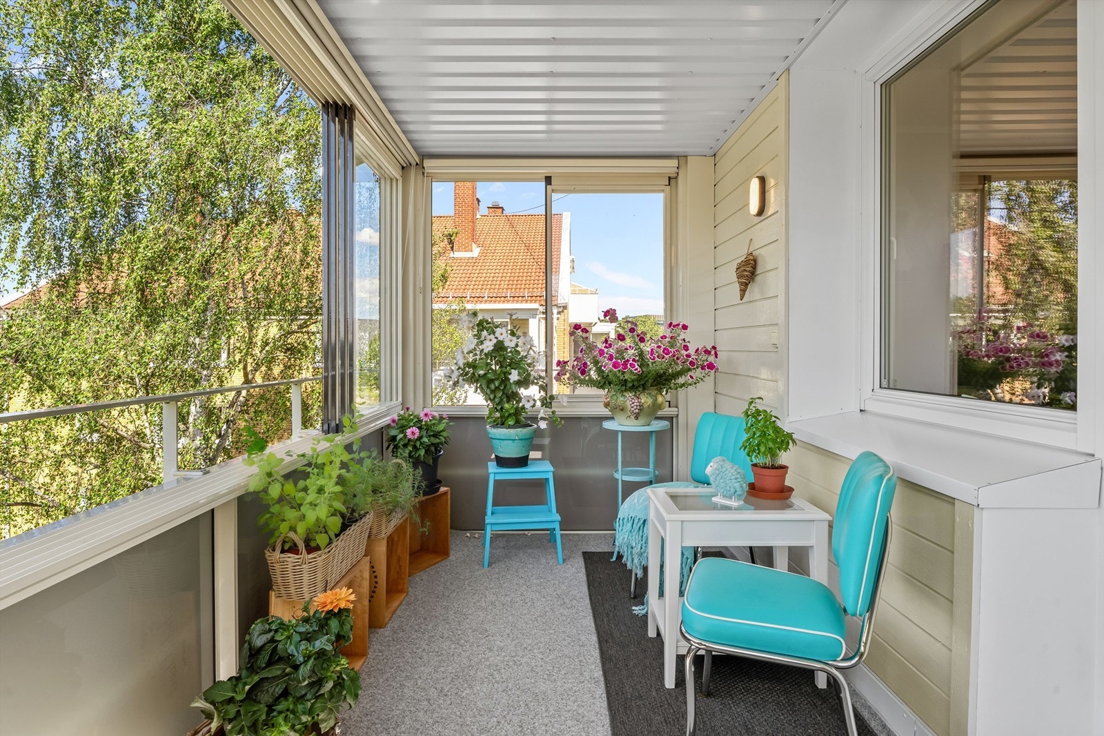 Glassene på balkongen kan både lukkes og åpnes i flere soner Galleribilde