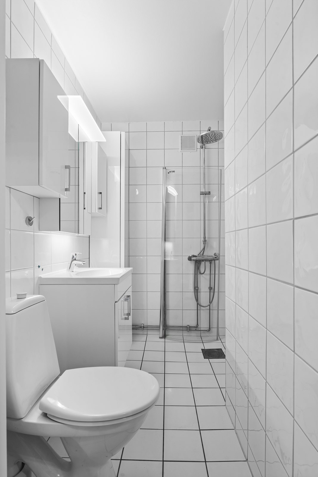 Lyst og flislagt bad - Baderom er gjort i regi av borrettslaget i tidsrommet 2002-2004 - varmekabler funger ikke. Galleribilde