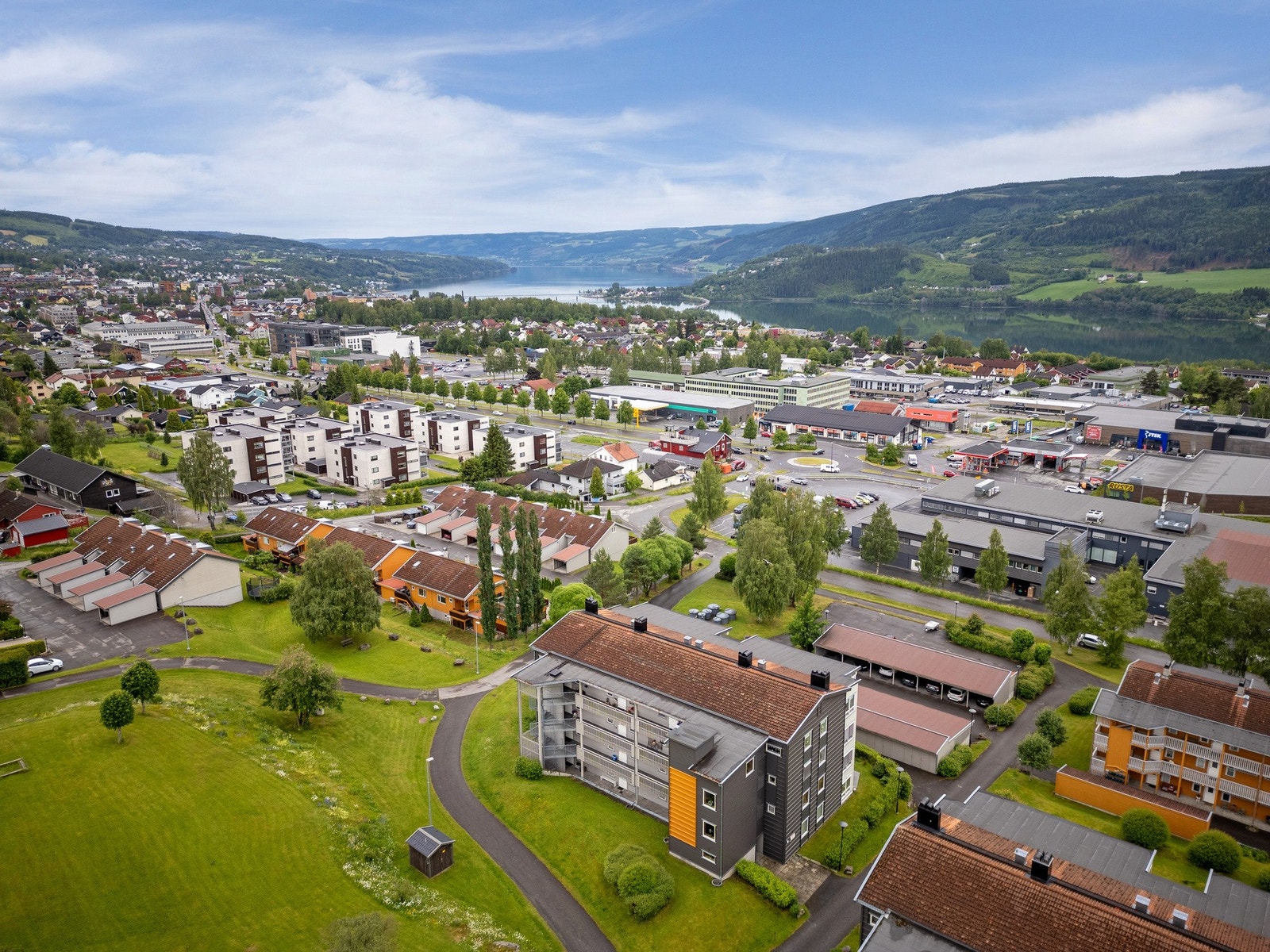 Kort veg til både dagligvare og kjøpesenter fra her Galleribilde
