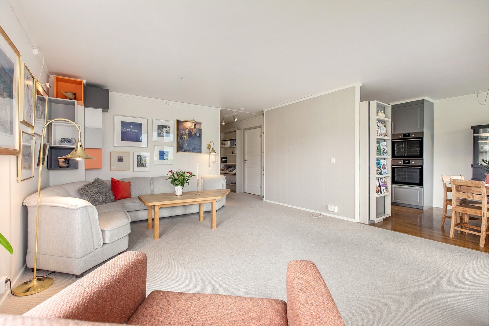 Lysmalte vegger og vegg-til-vegg teppe. Galleribilde