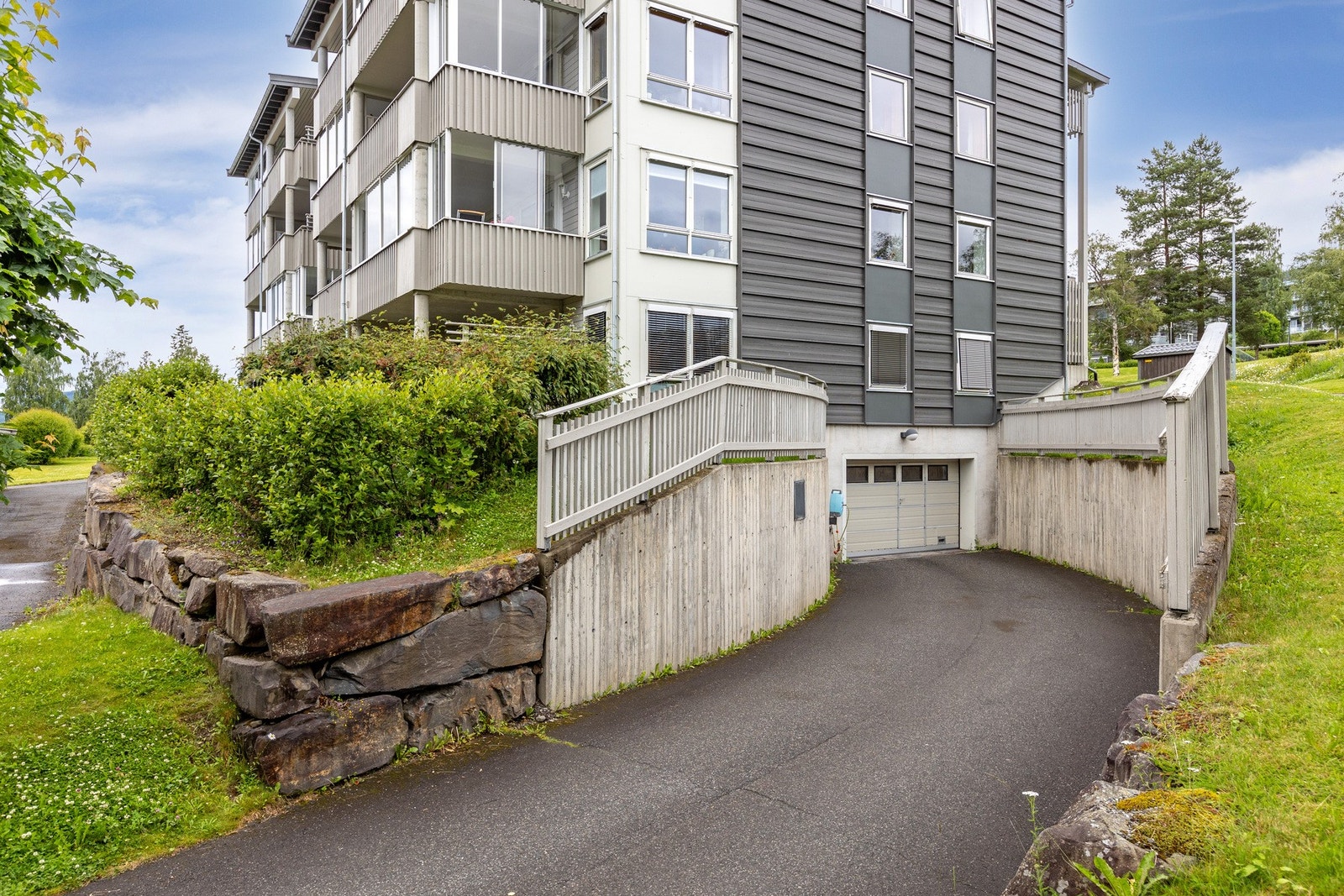 Nedkjøring til felles garasjeanlegg hvor leiligheten disponerer en plass. Galleribilde