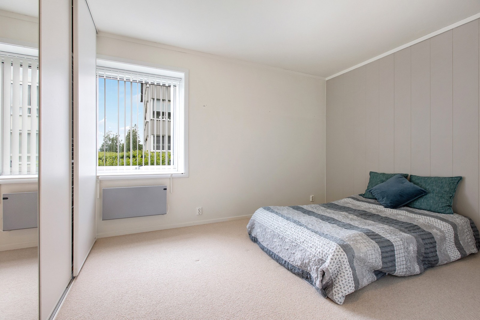 Det største soverommet er utstyrt med skyvedørsgarderobe og en dobbeltseng går fint å plassere her. Galleribilde