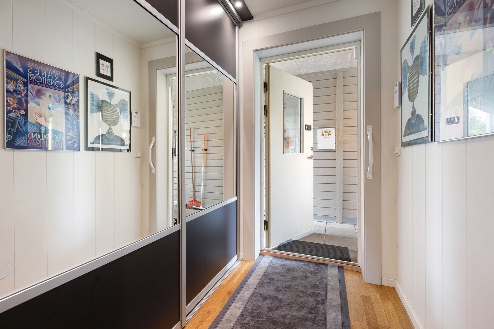 I gangen finner man en romslig skyvedørsgarderobe med speilfronter som bidrar til å holde gangen ryddig. Galleribilde