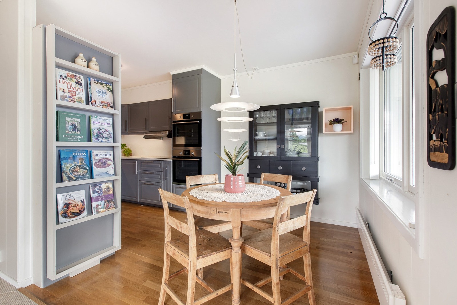 Det er plass til spisebord og stoler ved vinduet på kjøkkenet. Galleribilde