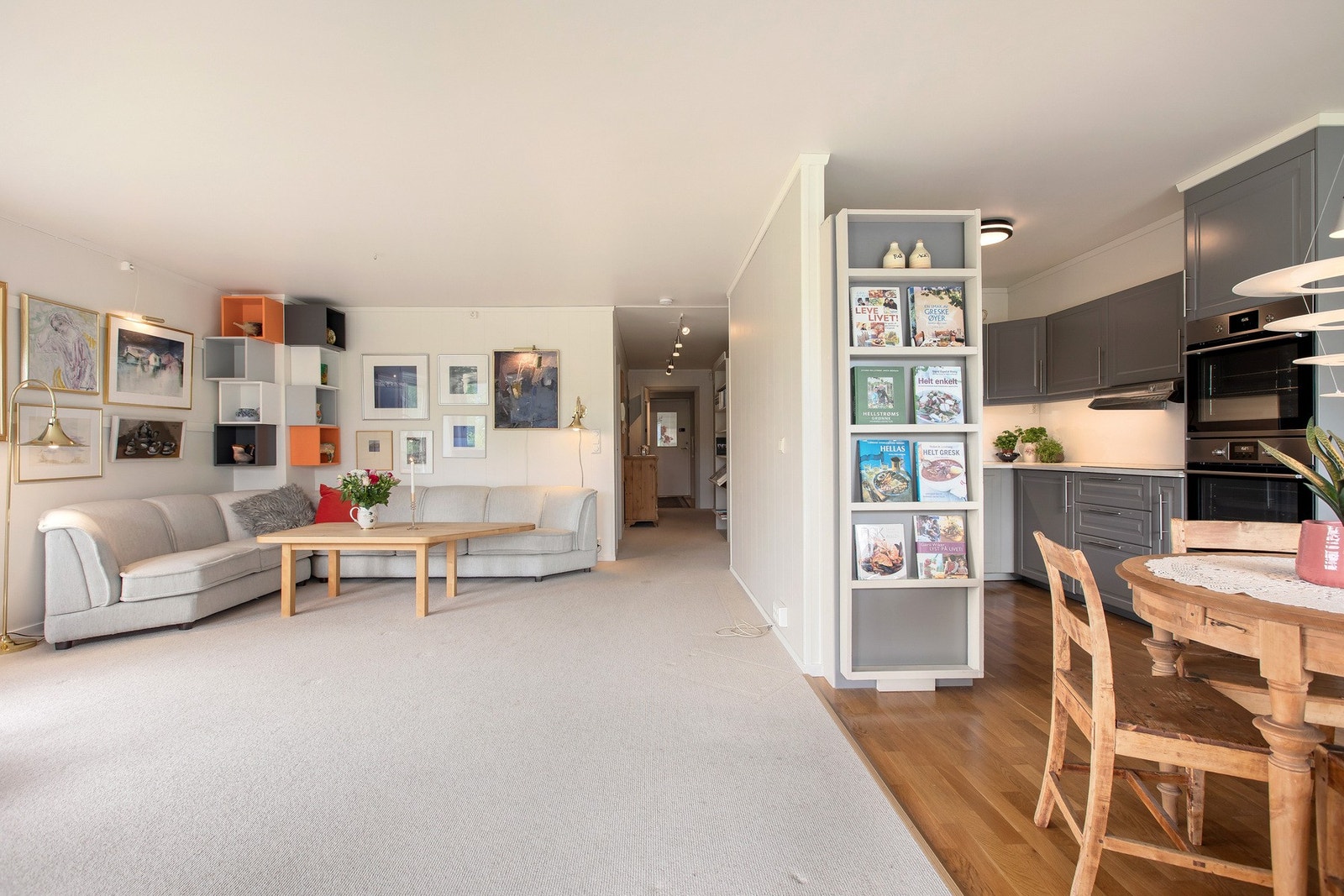 Stue og kjøkken er i delvis åpen løsning. Galleribilde