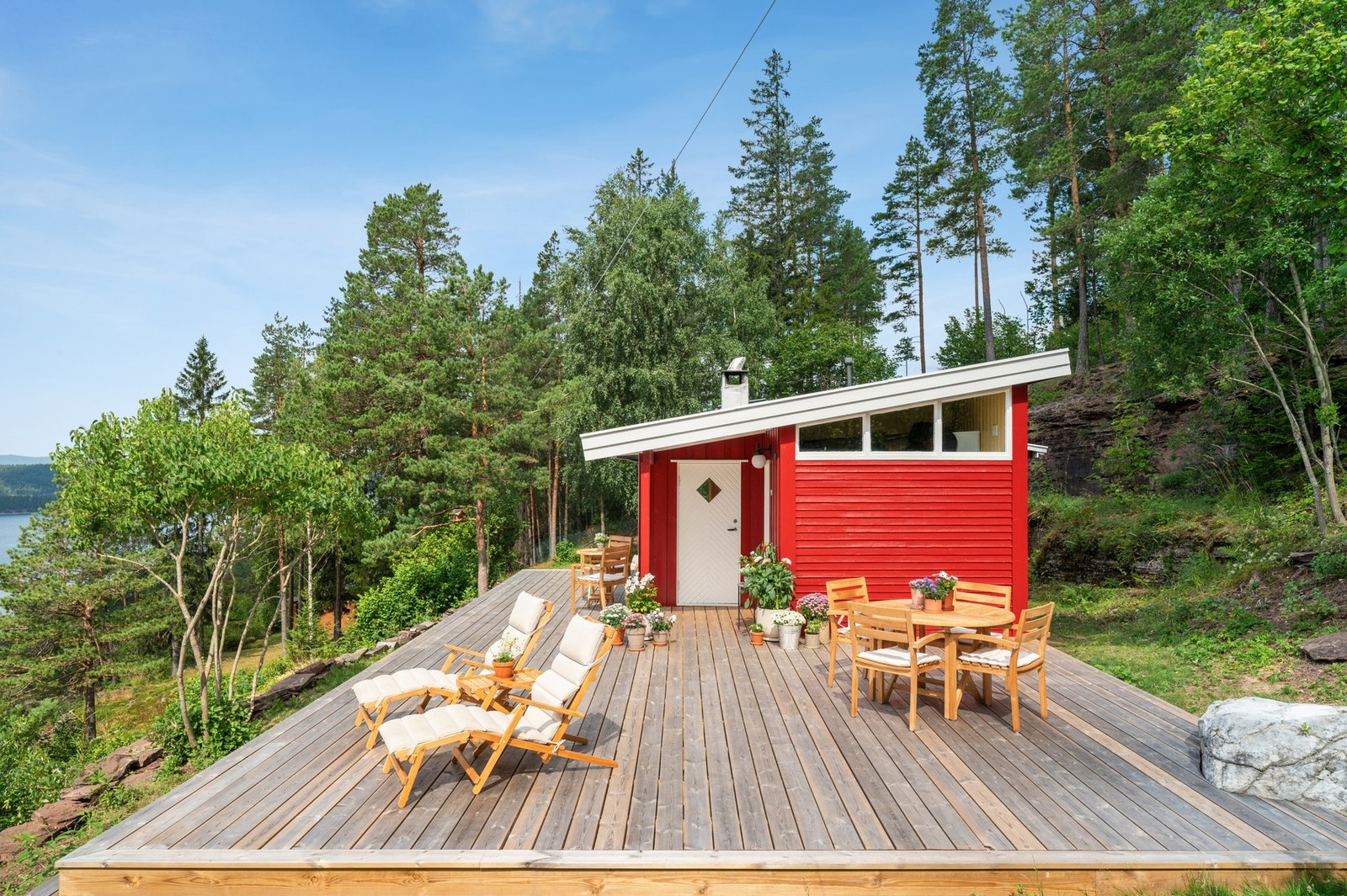 Inviter venner og familie over og nyt late sommerdager på den store terrassen. Galleribilde