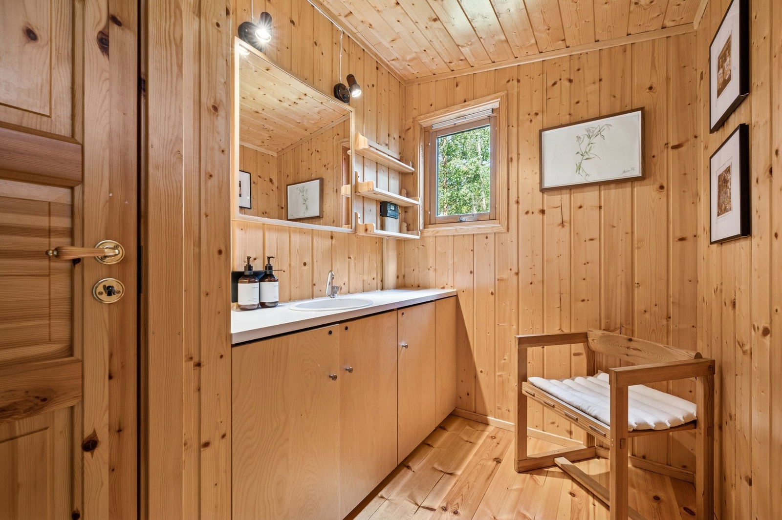 Romslig stellerom med servant, speil og god skapplass - en funksjonell løsning for hyttelivet. Galleribilde