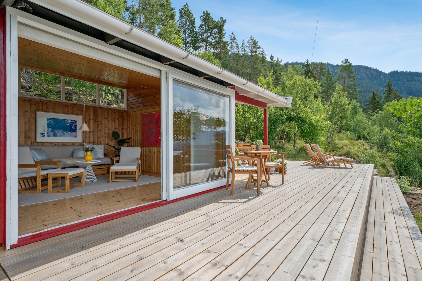 Hytta har en romslig terrasse med god plass til både spisebord og solsenger - perfekt for lange dager i solen og sene kvelder med utsikt. Galleribilde
