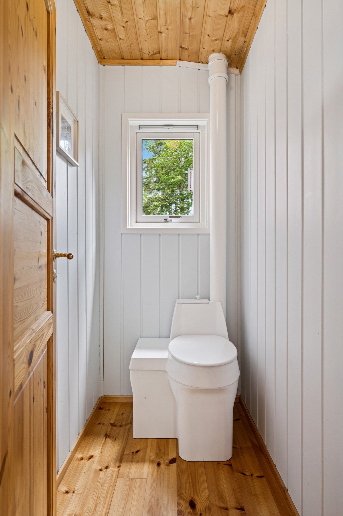 Lyst og praktisk toalettrom med separasjonstoalett og vindu som gir godt dagslys og ventilasjon. Galleribilde