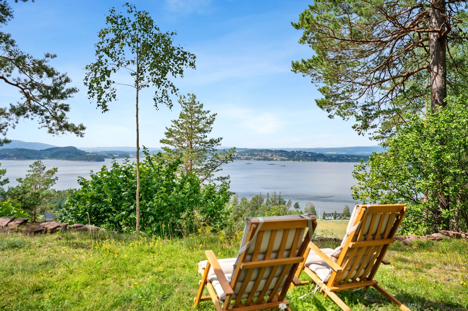 Ta morgenkaffen her, og la blikket vandre utover Steinsfjorden og åsene i det fjerne - en fredelig start på dagen. Galleribilde