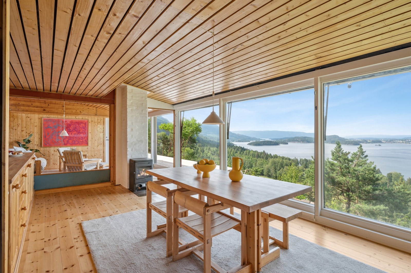 Hytta åpner seg mot fjorden - her sitter du første rad til både morgenlys og solnedgang. Galleribilde