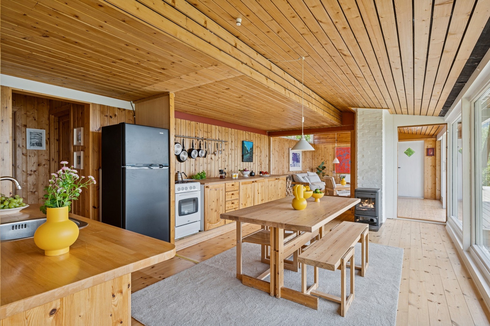 Åpen og sosial planløsning med kjøkken, spiseplass og stue i naturlig forlengelse. Galleribilde