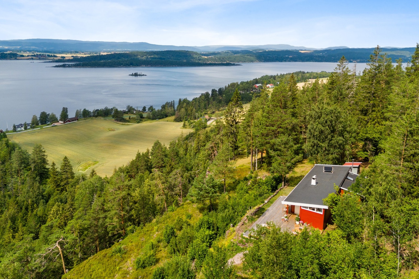 Hytte med utsikt du aldri blir lei - på fjellkanten mellom åser og vann Galleribilde