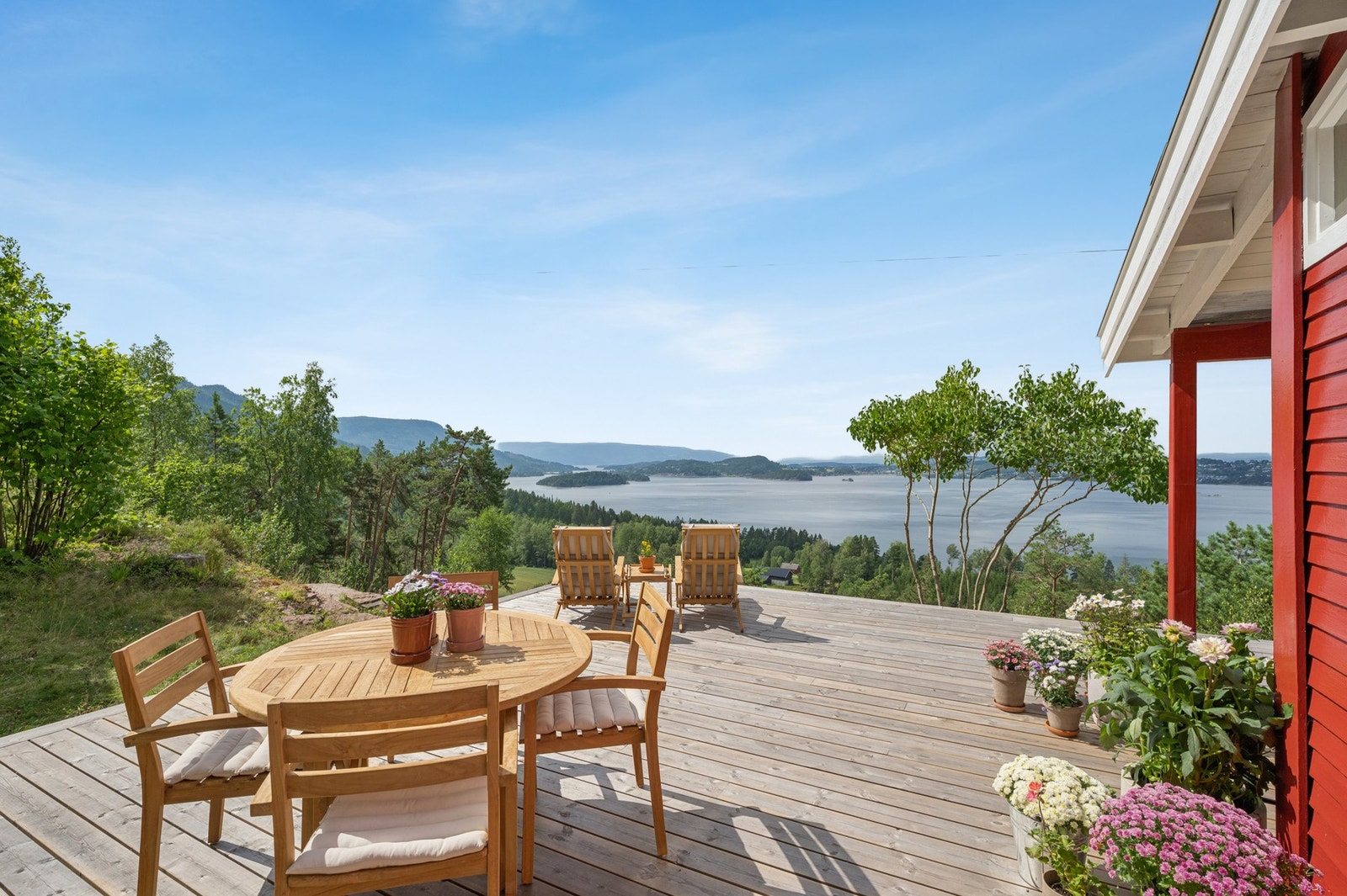 Len deg tilbake og nyt roen - her kan du følge lyset spille over fjorden fra morgen til kveld. Galleribilde