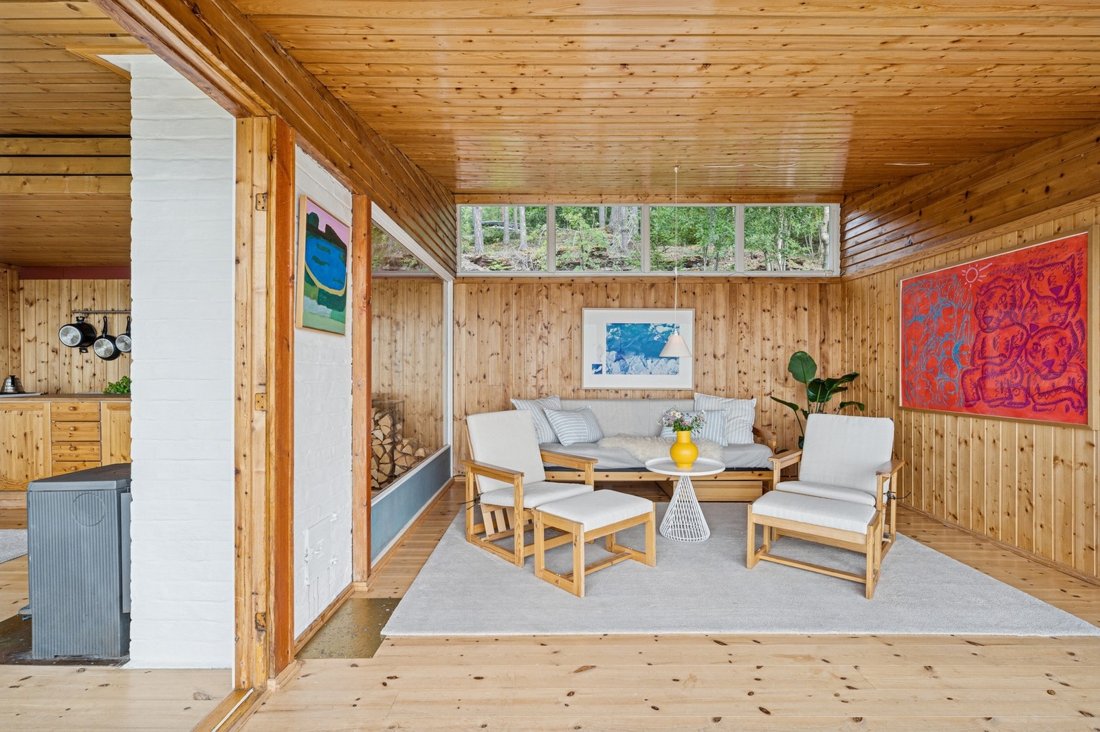 Stuen har fin plass til sofagruppe og annet møblement. Galleribilde