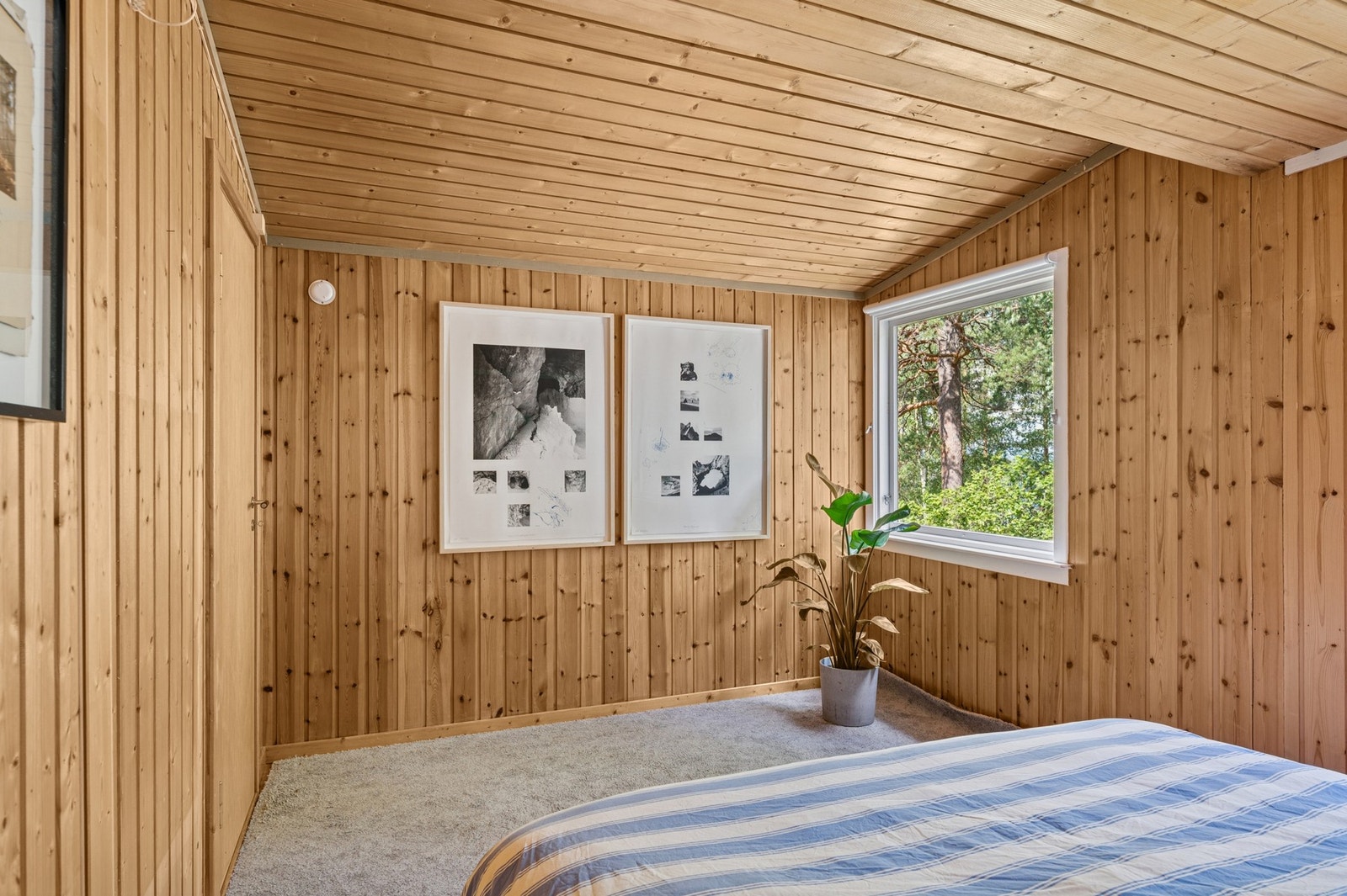 Nåværende eier har fjernet vegg og skapt ett stort hovedsoverom med dobbeltseng og ekstra romfølelse. Ønsker man flere rom, er det enkelt å sette opp igjen veggen og tilbakeføre planløsningen til slik den en gang var. Galleribilde