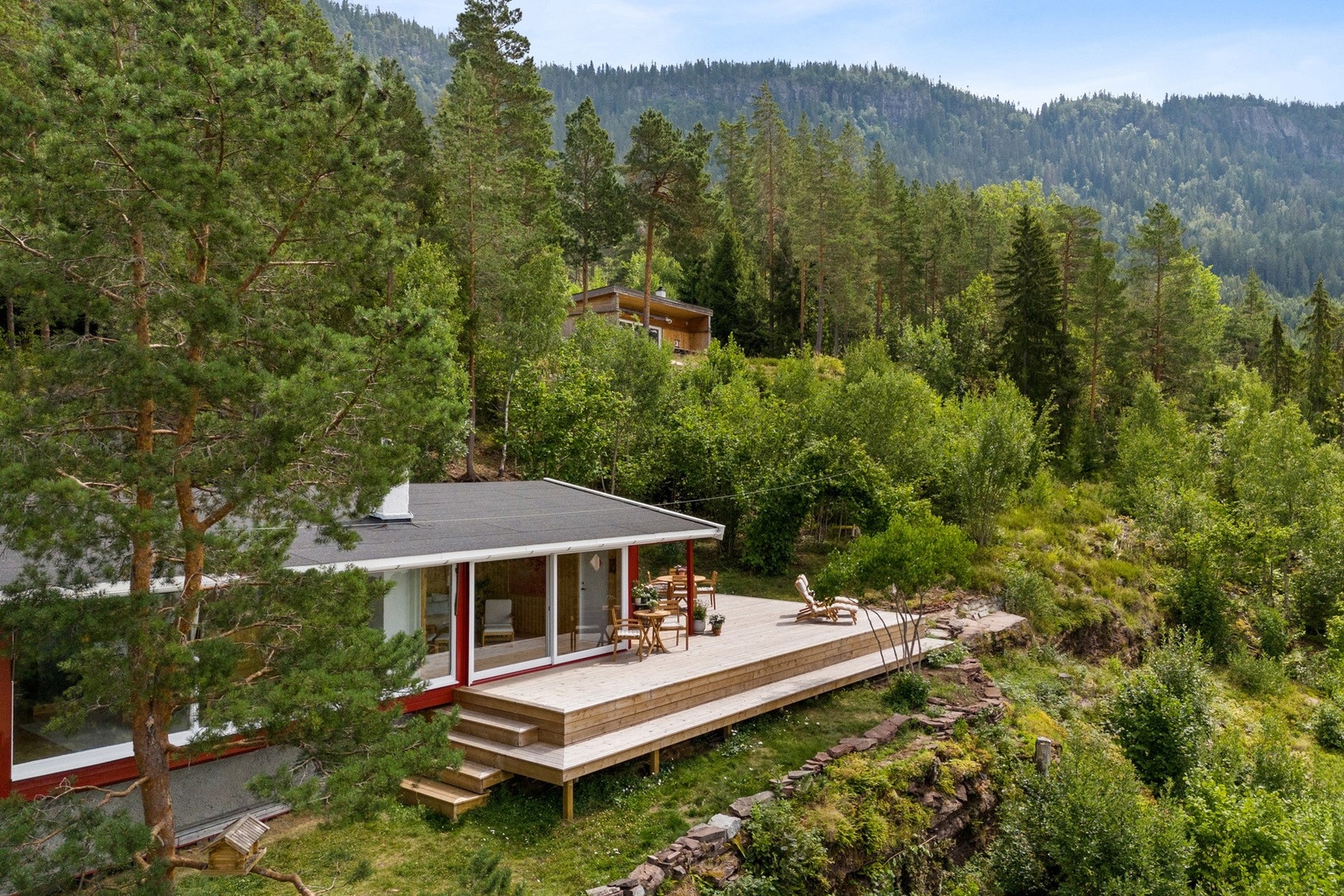 Skogen som nærmeste nabo og utsikten som ramme - her får du ekte hytteidyll med naturen tett på. Galleribilde