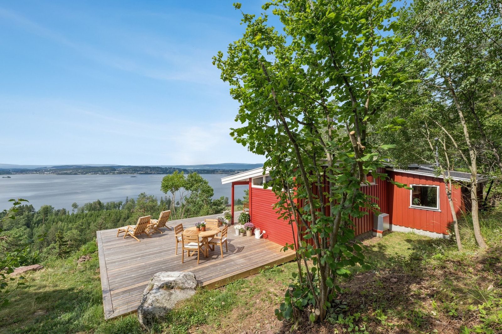 Beliggende høyt og fritt, med panoramautsikt over Steinsfjorden - dette er en plass som virkelig må oppleves. Galleribilde