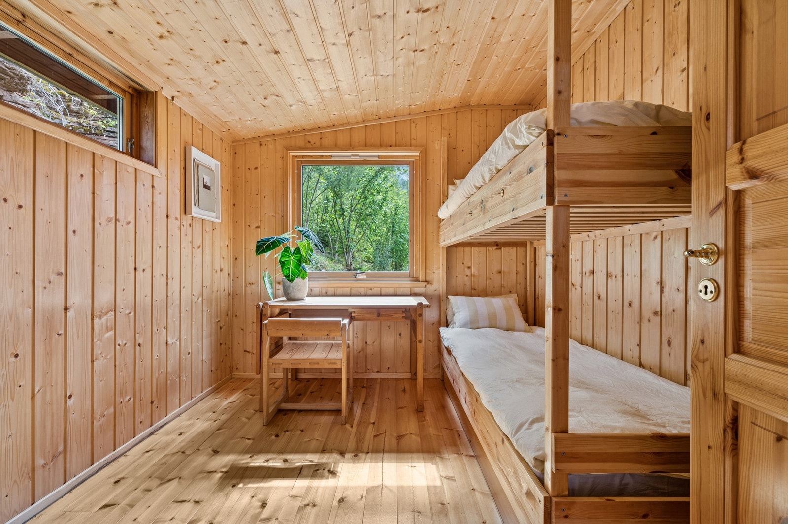 Koselig soverom med køyeseng og skriveplass - perfekt for små hyttegjester eller som lesekrok etter en lang dag ute i naturen. Galleribilde
