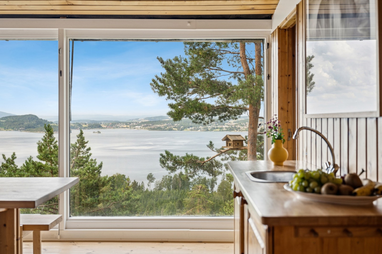 La blikket hvile - her ser du langt utover landskapet med Steinsfjorden og kulturlandskapet nedenfor. Galleribilde