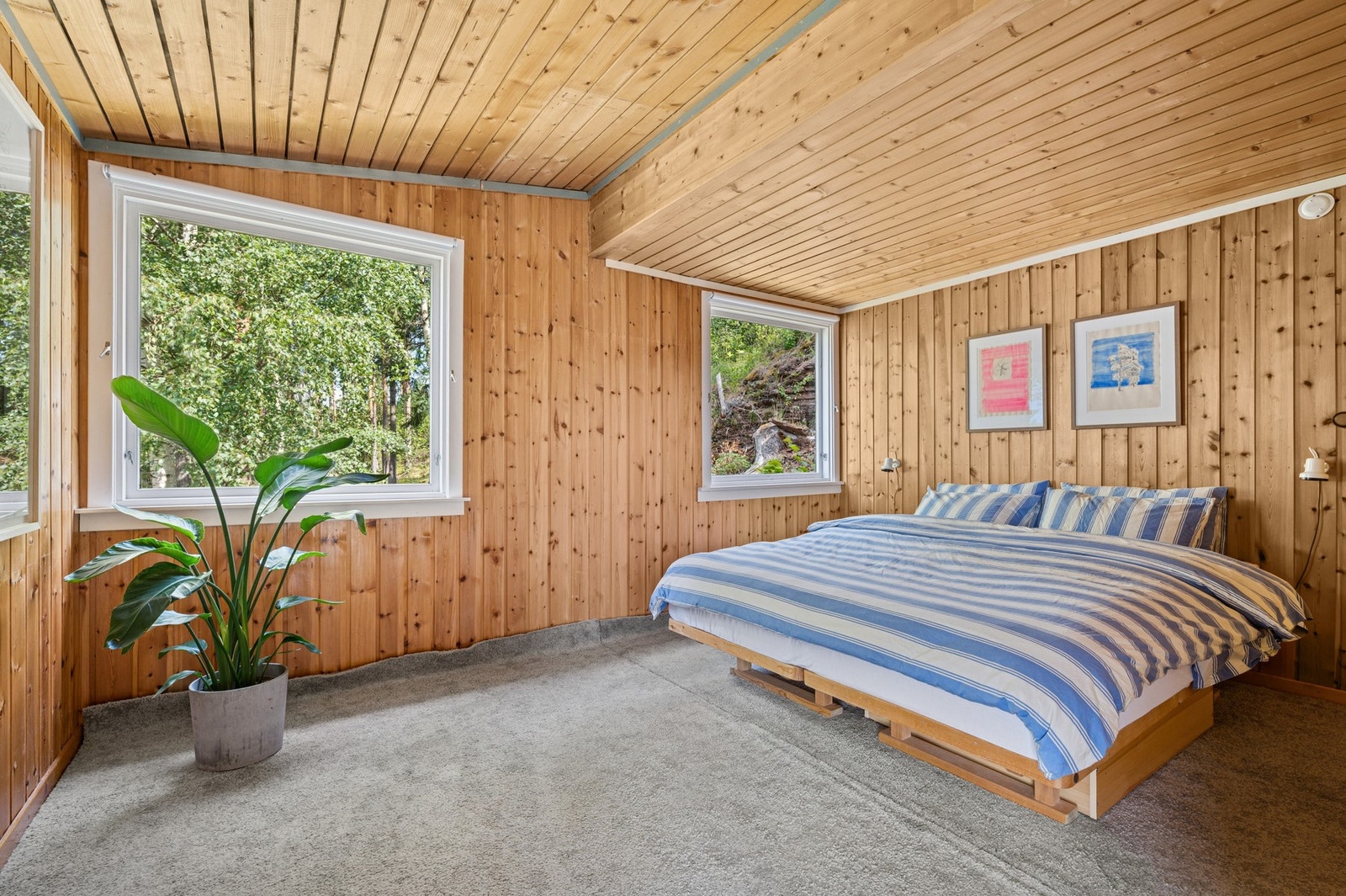 Lyst og luftig hovedsoverom med dobbeltseng og to store vinduer mot skog og natur - en fredelig ramme for morgenkaffen og stille netter. Galleribilde