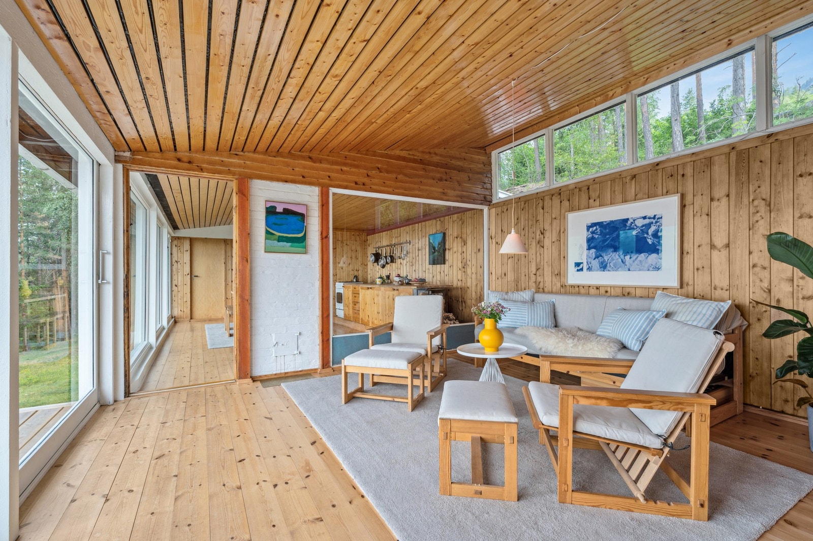 Store skyvedører visker ut skillet mellom inne og ute - og inviterer deg til å nyte utsikten fra første rad. Galleribilde