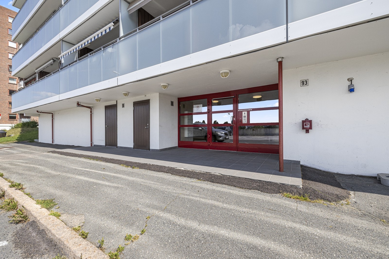 Inngangspartiet er pent oppgradert med teglsteinsfasade og skjermet adkomst. Galleribilde