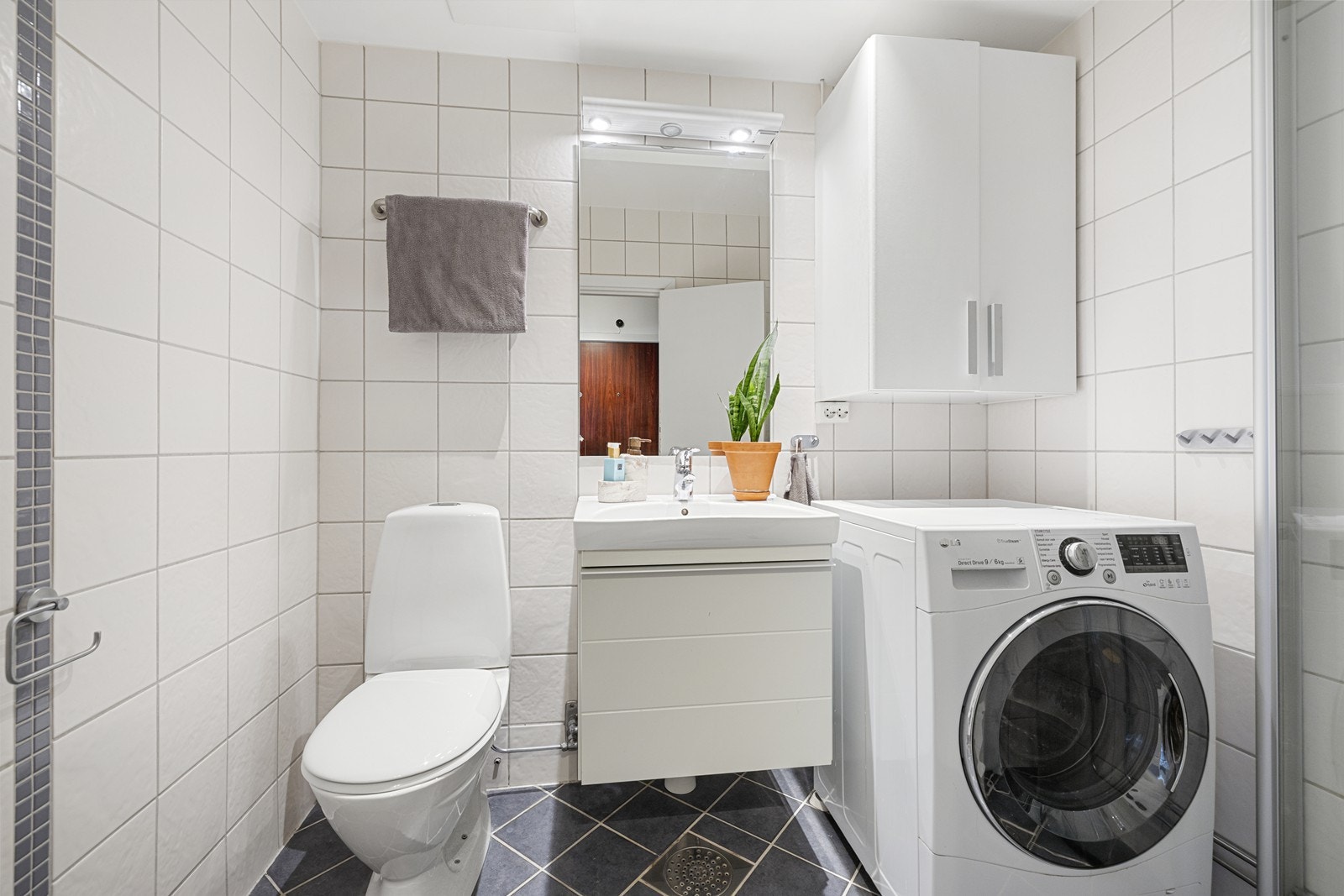 Badet har vegghengt toalett, servant med underskap og gulvvarme. Galleribilde