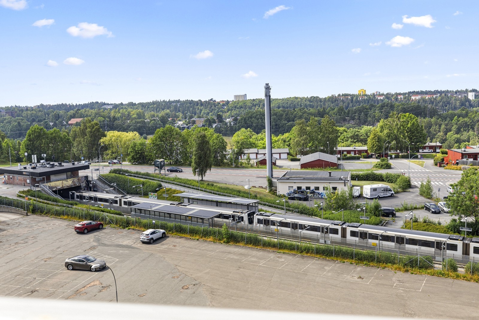 Bogerud T-banestasjon ligger kun få minutters gange unna og gir rask tilgang til Oslo sentrum. Galleribilde