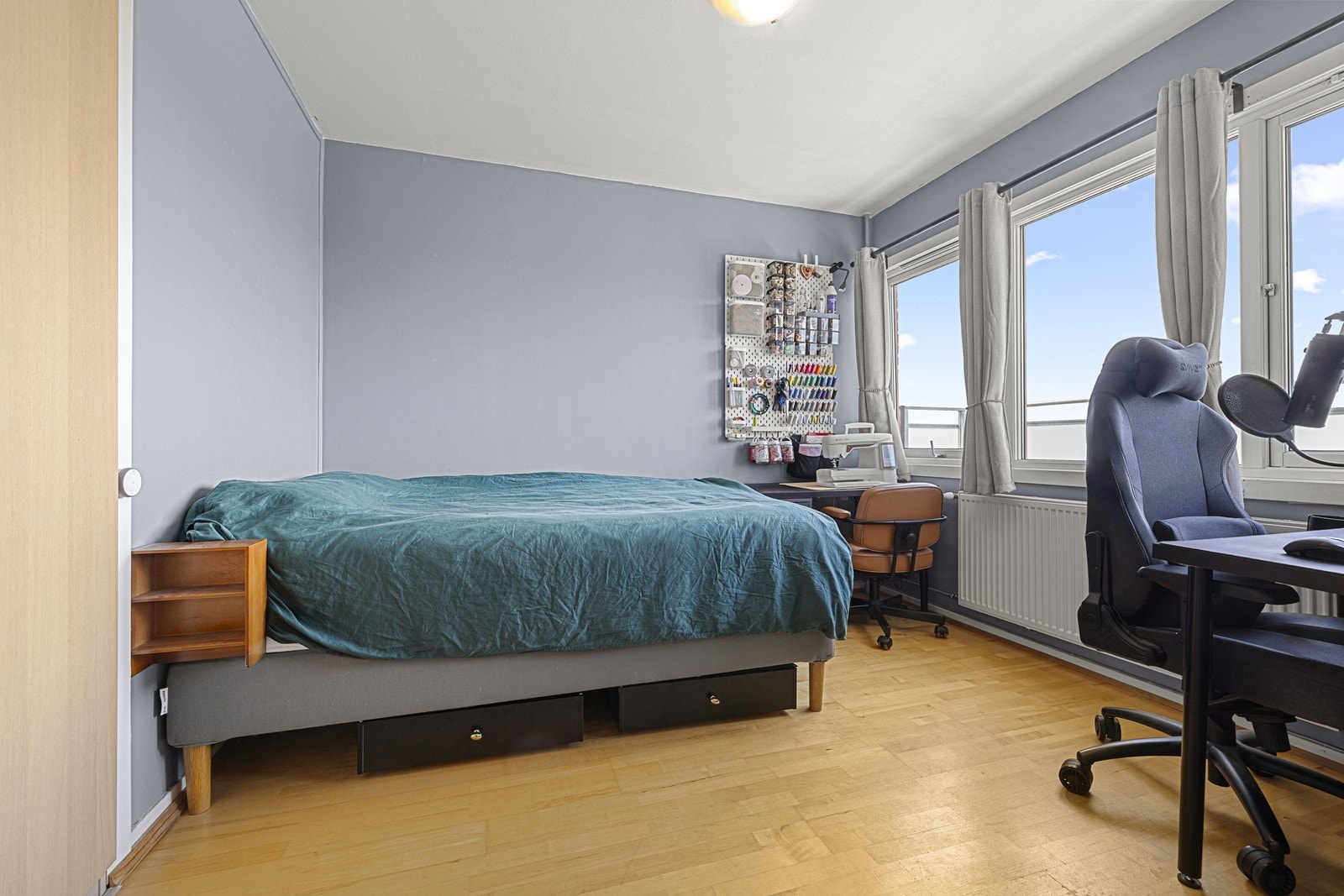 Plass til dobbeltseng og hjemmekontor. Galleribilde