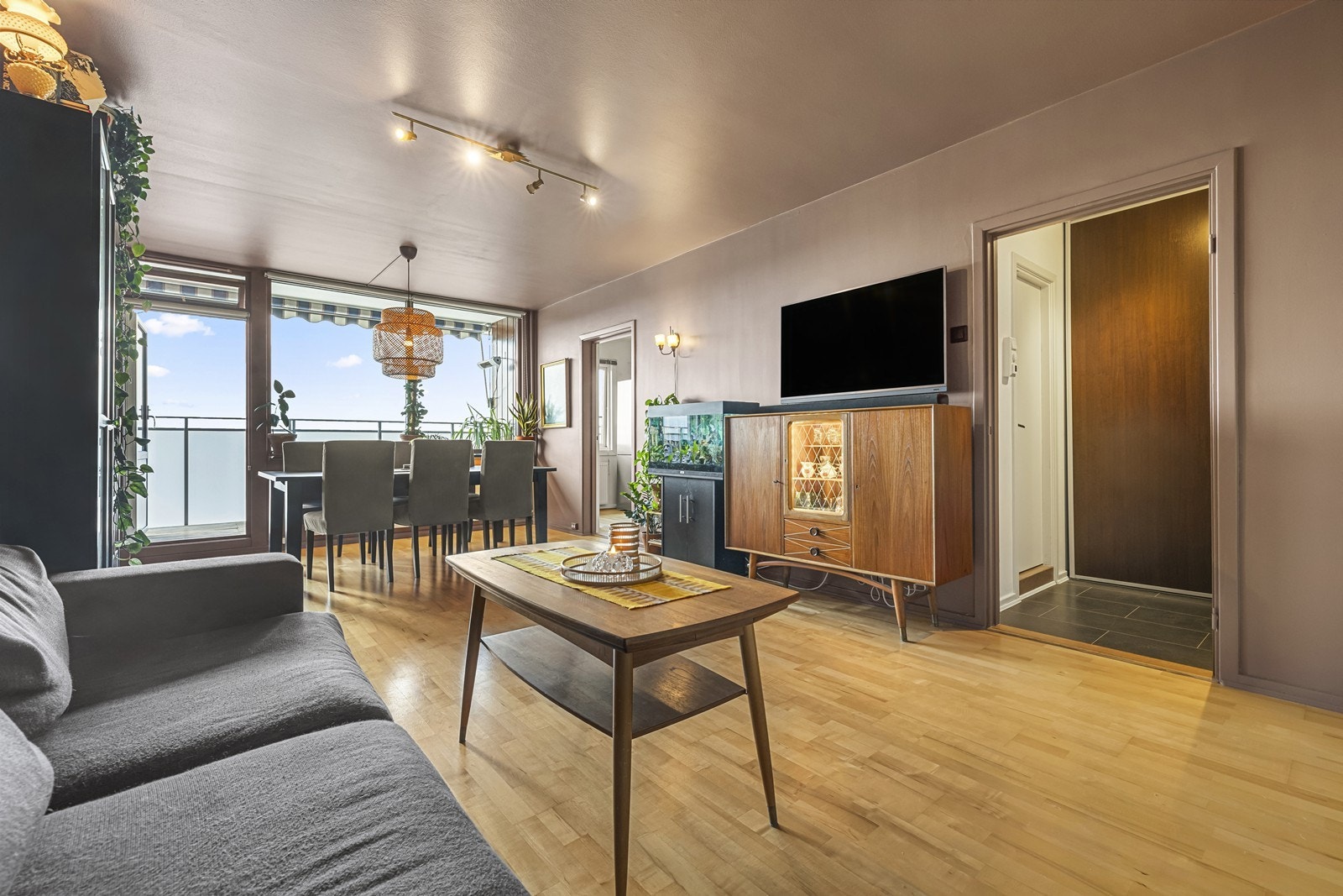 Stuen har åpen løsning mot entré og spiseplass, og gir god flyt mellom rommene. Galleribilde