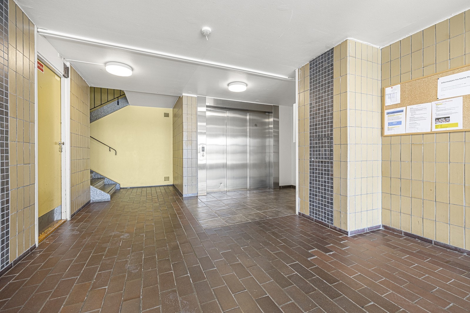 Velholdt fellesareal med heis og praktiske fasiliteter for beboere i alle aldre. Galleribilde