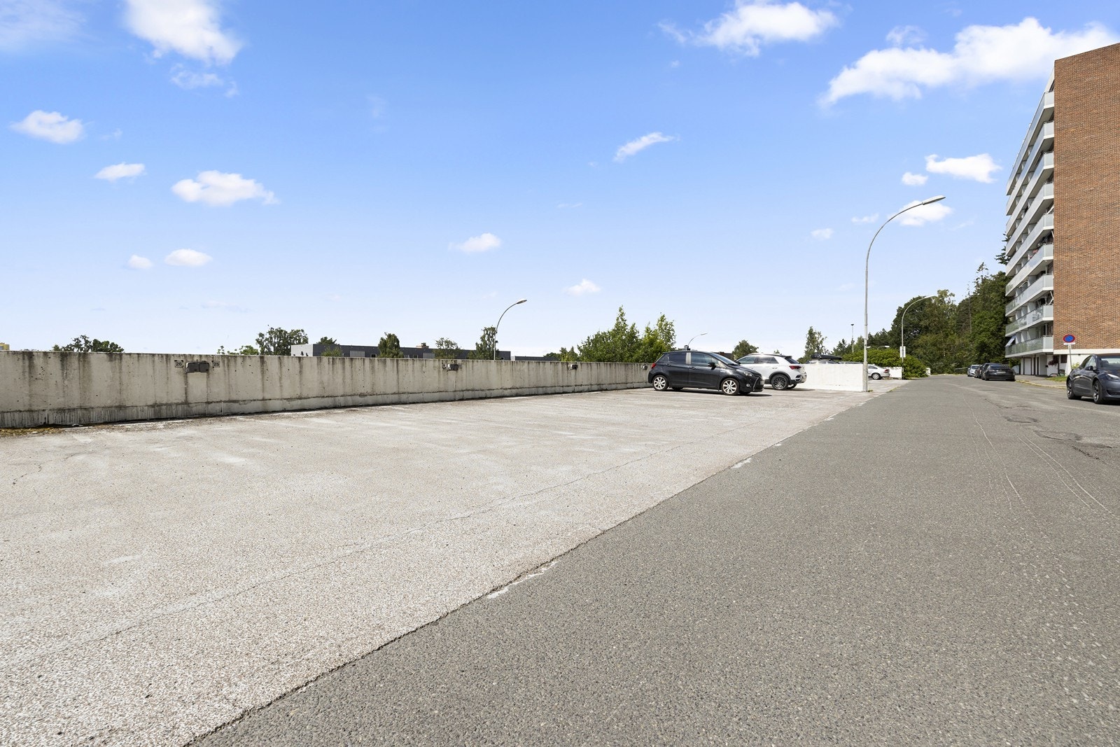 Godt med parkeringsmuligheter rett utenfor bygget for enkel og trygg parkering. Galleribilde