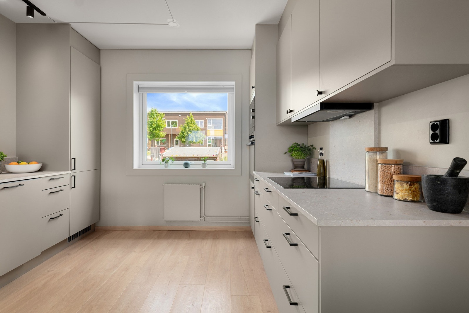 Kjøkkenet har fin utsikt og praktisk planløsning, perfekt for både hverdag og gjester. Galleribilde