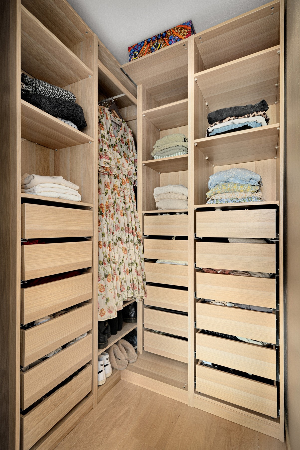 Praktisk walk-in garderobe gir ekstra oppbevaringsplass. Galleribilde