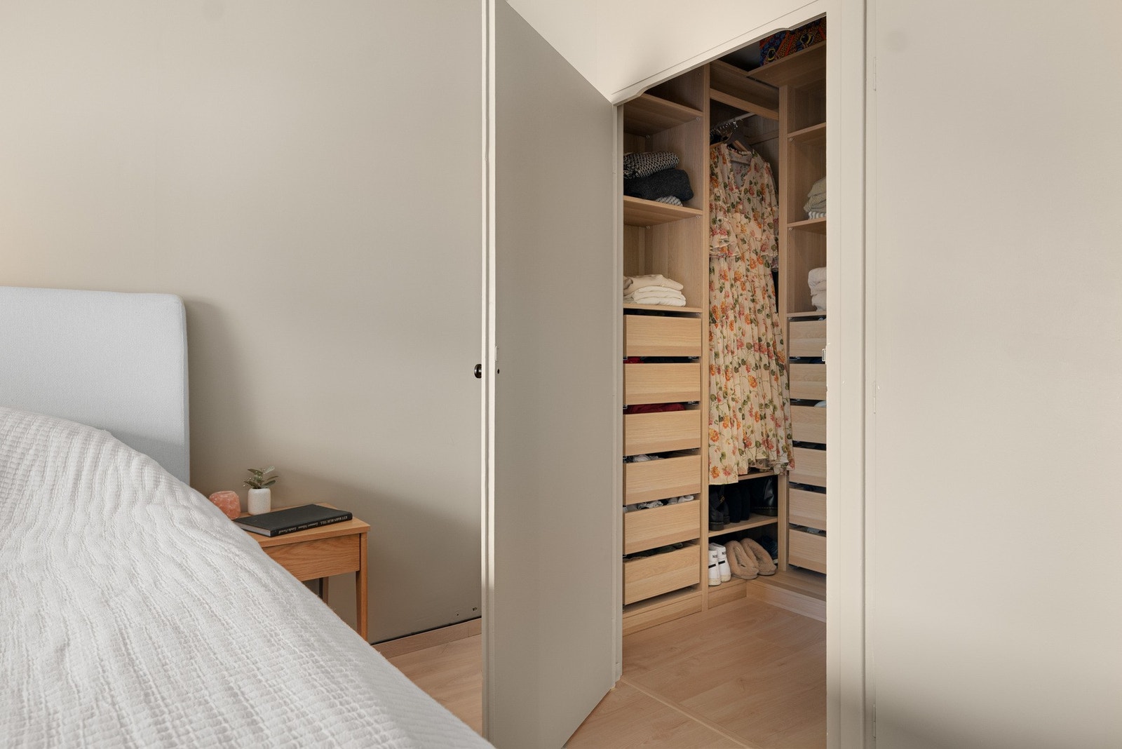 Inngang til praktisk walk-in garderobe. Galleribilde