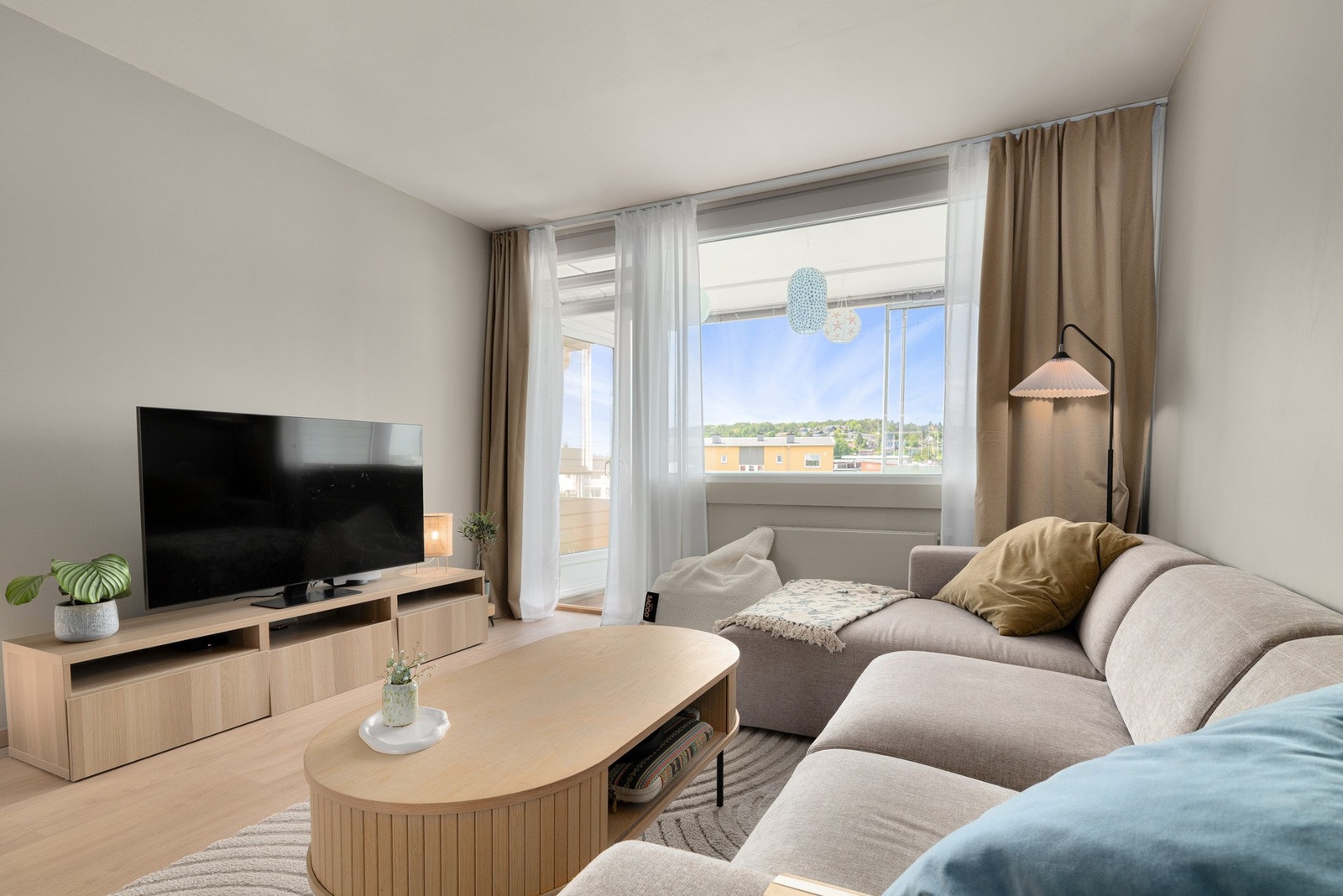 Gjennomgående planløsning og moderne fargevalg. Galleribilde