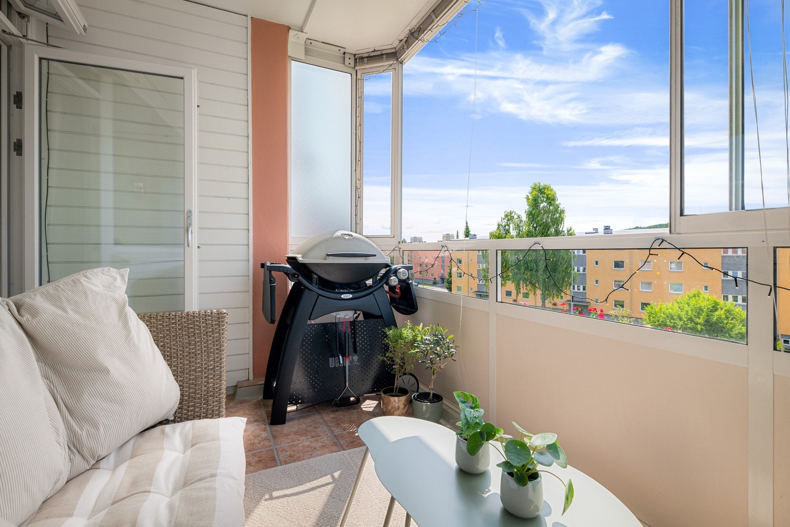 Romslig balkong med plass til både sittegruppe og grill. Skjermet og stille beliggenhet. Galleribilde