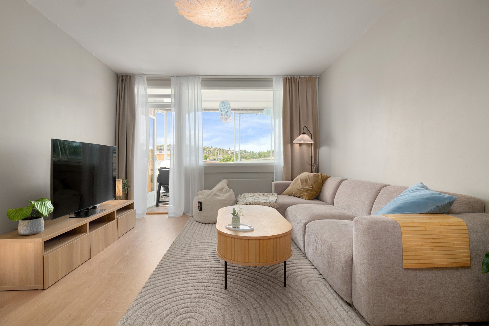 Lys og luftig stue med store vindusflater og flott utsyn. God plass til sofakrok. Galleribilde